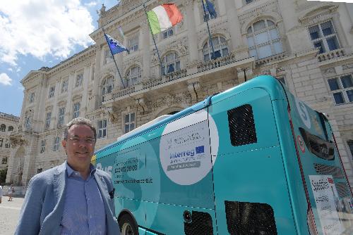 L'assessore regionale alle Infrastrutture e Territorio Graziano Pizzimenti davanti allo smartbus a chiamata, servizio che Trieste Trasporti Spa ha presentato oggi nel Palazzo della Regione